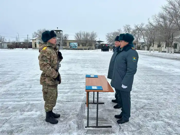 Офицер Национальной гвардии принял Военную присягу у родного младшего брата (3)