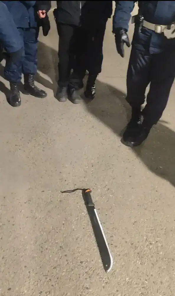 Повышение уровня безопасности в Конаеве: задержание мужчины с холодным оружием {city2}