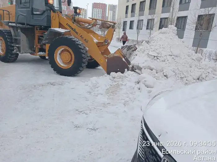 В борьбе со снегом в Астане задействовано более 1300 единиц спецтехники (10)