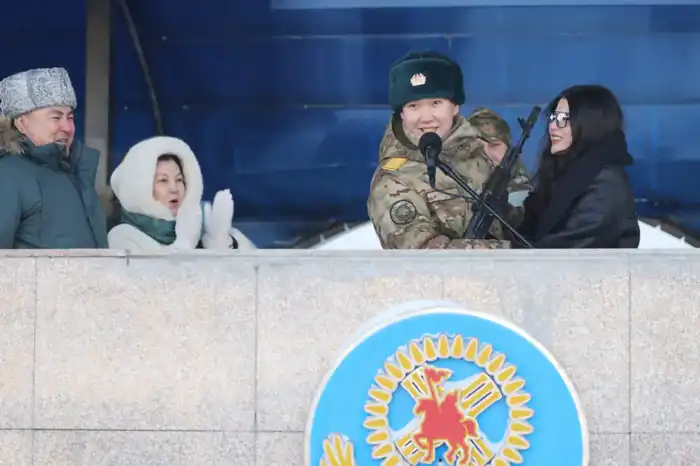Предложение руки на церемонии военной присяги в Астане {city2}