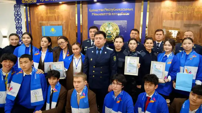 Столичные школьники участвуют в интеллектуальной игре о правопорядке с правоохранителями {city2}