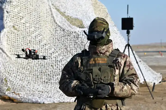 Более 100 дронов за месяц: в Десантно-штурмовых войсках развивают производство БПЛА (6)