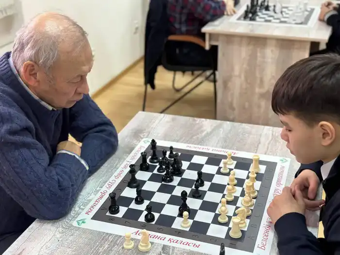 Шахматные баталии поколений: в Астане встретились мудрость пенсионеров и юная страсть школьников {city2}