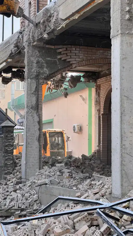 Алматы: снос незаконного здания начался! {city2}