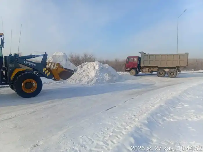 Более 1 100 единиц спецтехники задействовано в снегоуборочных работах в Астане (5)