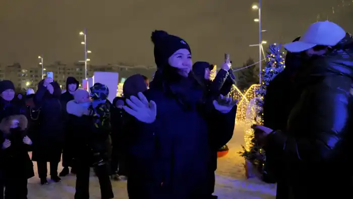 В новогоднюю ночь столица расцветает под звуки праздника и яркие огни фейерверков {city2}