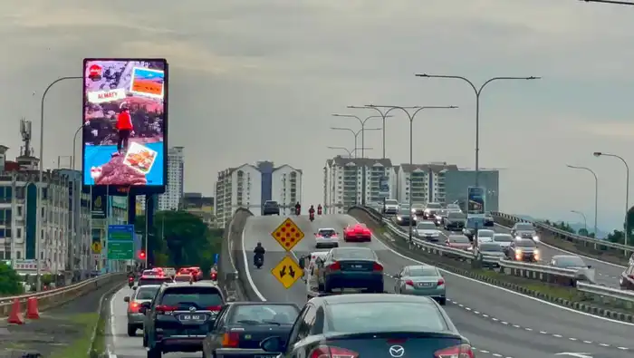 Наружная реклама Алматы в Сингапуре и Куала-Лумпуре для привлечения туристов {city2}