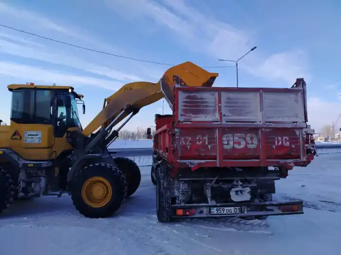 Снегопад в Астане: почти 2 тысячи единиц спецтехники продолжают уборку снега {city2}