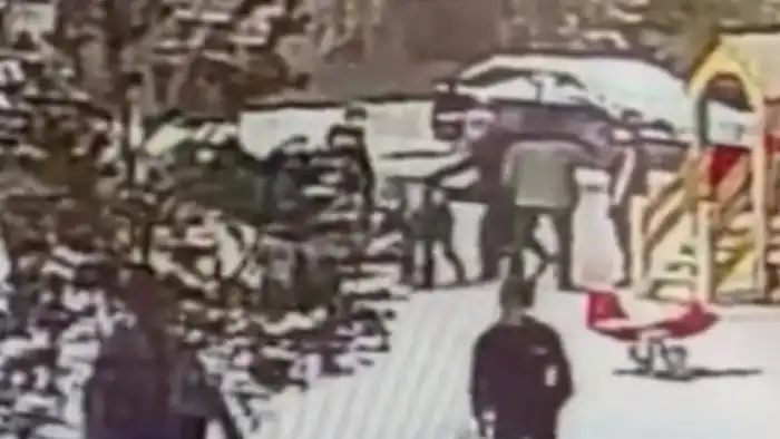 В Астане мужчина вмешался в драку между детьми: видео инцидента стало вирусным {city2}