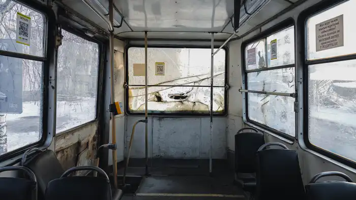 В трамвае №3 разбито заднее окно, оно перемотано скотчем, Усть-Каменогорск