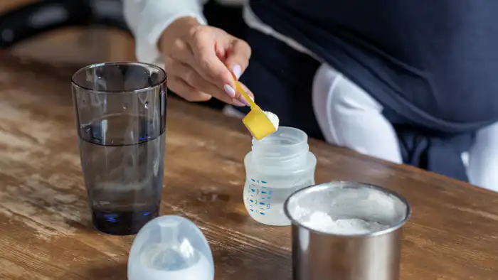 Danone отзывает детские смеси в Германии: "токсичный сюрприз" в банке {city2}