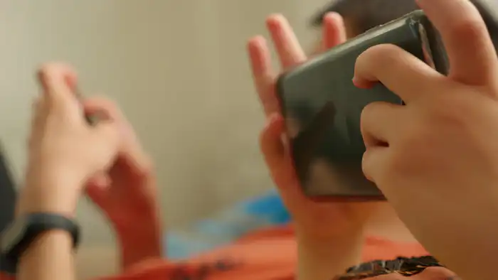 В Азербайджане предложили ограничить доступ детей к социальным сетям и игре Roblox. Депутат Милли Меджлиса Хиджран Гусейнова инициировала проведение парламентских слушаний по этому вопросу, поднимая важные вопросы безопасности и защиты детей в цифровом пр {city2}