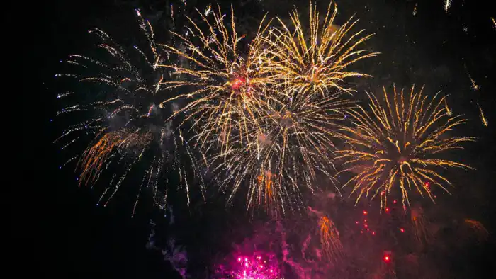 Казахстанцы встречают 2026-й: фейерверки и праздничные гулянья {city2}