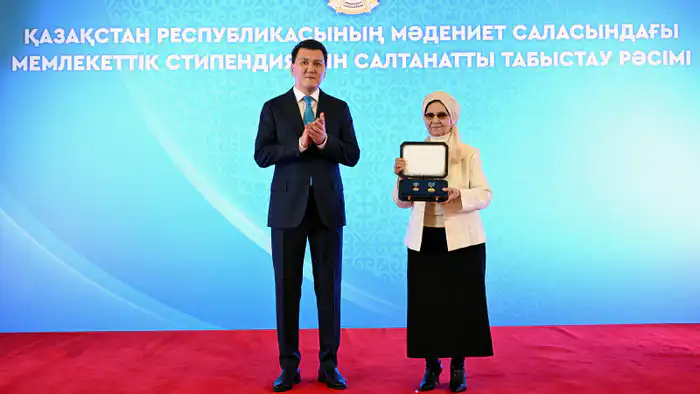 Знак особого отличия Бауыржана Момышулы: Золотая звезда и орден 'Отан' для родственников 'Халық қаһарманы' {city2}