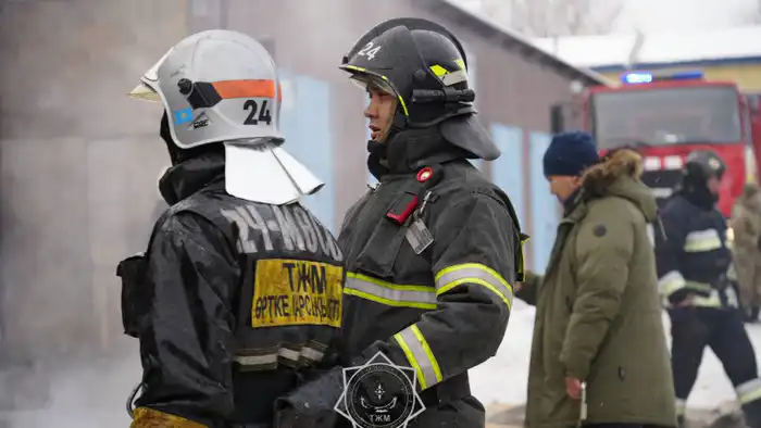 Пламя охватило Астану: спасатели сражаются с огненным вихрем на проспекте Нургисы Тлендиева {city2}