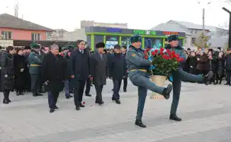 В Таразе прошло возложение цветов к памятнику Динмухамеду Кунаеву в честь его 114-летия