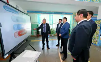 Аким области посетил Глуховскую среднюю школу в Бескарагае, осмотрел состояние спортзала и подтвердил контроль качества образования