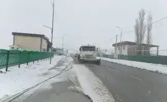 ТУРКЕСТАН: ЭКСТРЕННЫЕ РАБОТЫ ПО ОЧИСТКЕ СНЕГА В МАХТААРАЛЕ В УСЛОВИЯХ НЕКОНТРОЛИРУЕМОГО СНЕГОПАДА