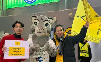 Тазабек с плакатом 'Поддержи 'Кайрат' — обними Тазабека' появился на матче 'Кайрат' - 'Брюгге' в Астане