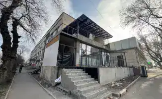 Снос незаконной пристройки в Алматы на ул Акан Серы 18 по решению суда