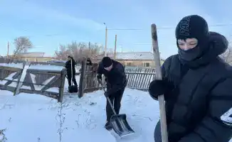 В Наурзумском районе Костанайской области волонтёры убирают снег для пожилых людей