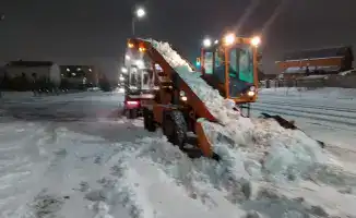 В Астане более 1600 единиц спецтехники задействованы в ночной уборке снега для обеспечения безопасности на дорогах
