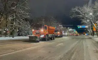 Алматы в снежном плену: коммунальные службы ведут битву с метелью