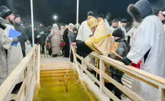 Сотни жителей Астаны участвуют в крещенских купаниях на реке Есиль