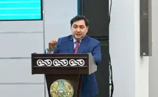 Дархан Жазыкбай обсудил развитие госслужбы с сотрудниками министерств транспорта, промышленности и строительства РК