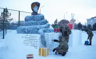 Солдатская инициатива: военнослужащие Национальной гвардии создали ледовый городок в честь Нового года