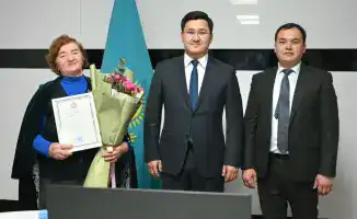 Патриот Жетысая 40 лет бесплатно убирает улицы и сажает цветы