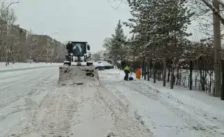 Снегопад в Астане: последствия для дорожного движения и безопасность горожан