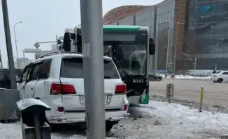 ДТП с автобусом в центре Астаны: столкновение с легковыми автомобилями