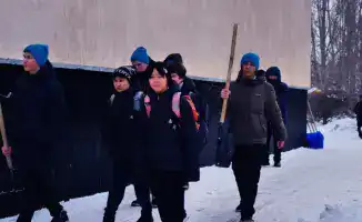 В Астане школьники объединились в волонтерскую эстафету по уборке снега