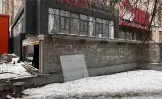 В Алматы снесли незаконную пристройку к нежилому помещению в мкр. Аксай-5 по решению суда