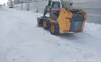 Спецтехника очищает снег в Астане