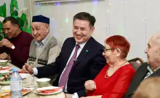 Аким ВКО Нурымбет Сактаганов провёл новогодний вечер с 116 пожилыми людьми в Центре социальных услуг