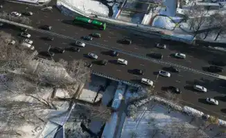 Строительство велопешеходного моста в Алматы с высадкой 80 деревьев подчеркивает стремление города к экологической устойчивости.