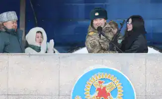 Предложение руки на церемонии военной присяги в Астане