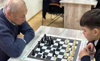 Шахматные баталии поколений: в Астане встретились мудрость пенсионеров и юная страсть школьников