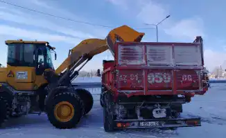 Снегопад в Астане: почти 2 тысячи единиц спецтехники продолжают уборку снега
