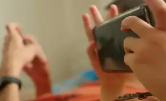 В Азербайджане предложили ограничить доступ детей к социальным сетям и игре Roblox. Депутат Милли Меджлиса Хиджран Гусейнова инициировала проведение парламентских слушаний по этому вопросу, поднимая важные вопросы безопасности и защиты детей в цифровом пр