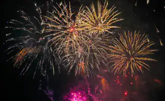 Казахстанцы встречают 2026-й: фейерверки и праздничные гулянья