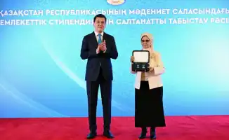 Знак особого отличия Бауыржана Момышулы: Золотая звезда и орден 'Отан' для родственников 'Халық қаһарманы'