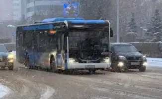 Астана замерла в снежном плену: 10 пригородных маршрутов приостановили движение из-за непогоды