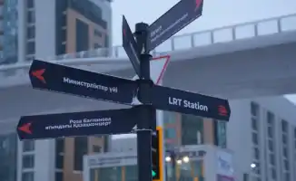 Новые указатели в Астане улучшат навигацию к станциям LRT и повысят удобство передвижения горожан