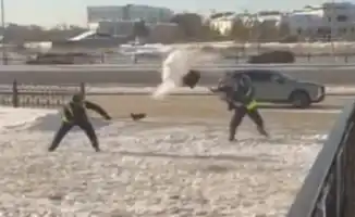 Снежная баталия в Астане: трогательный поступок рабочих на остановке