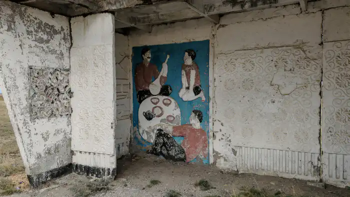 Советская остановка разрушается, город Есиль, Акмолинская область. Фото ©️ Иван Сухоруков