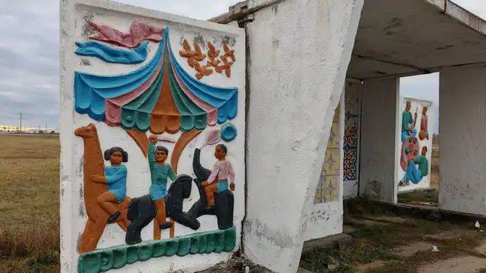 Барельеф "Дети на карусели", остановка в районе села&nbsp;Жаксы, Акмолинская область