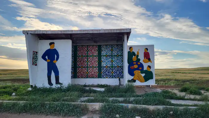 Остановка с советскими барельефами в районе села Тассуат, Акмолинская область